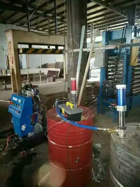聚氨酯門板發(fā)泡設備(圖1) JNJX-Q2600D-聚氨酯門板發(fā)泡設備