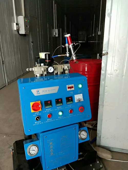 冷庫(kù)噴涂聚氨酯保冷嗎(圖2) Q2600冷庫(kù)噴涂機(jī)