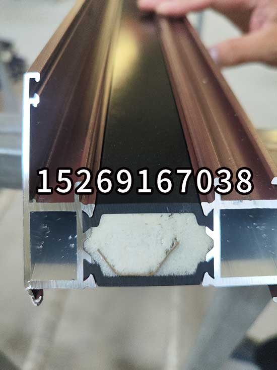 斷橋鋁型材腔體填充聚氨酯發(fā)泡機(圖3) JX-H-P30S穿條機 穿紙條式鋁型材發(fā)泡設備案例