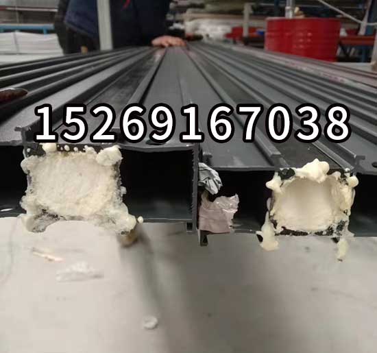 斷橋鋁型材腔體填充聚氨酯發(fā)泡機(圖6) T40D中間打孔的鋁型材發(fā)泡設備案例
